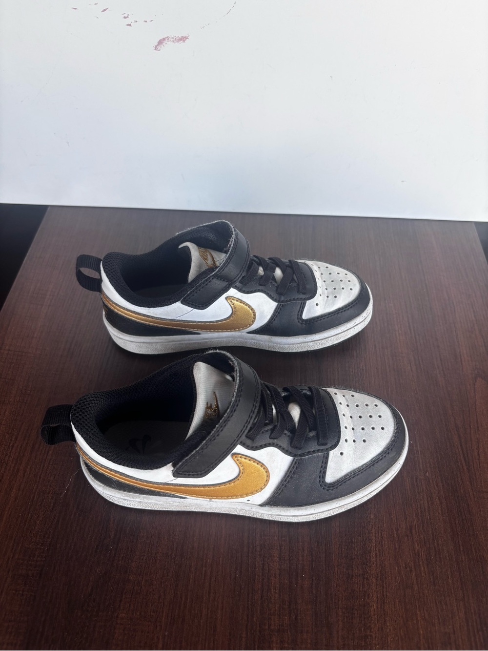 Nike Kids Low-Top Sneakers in White, Black & Gold